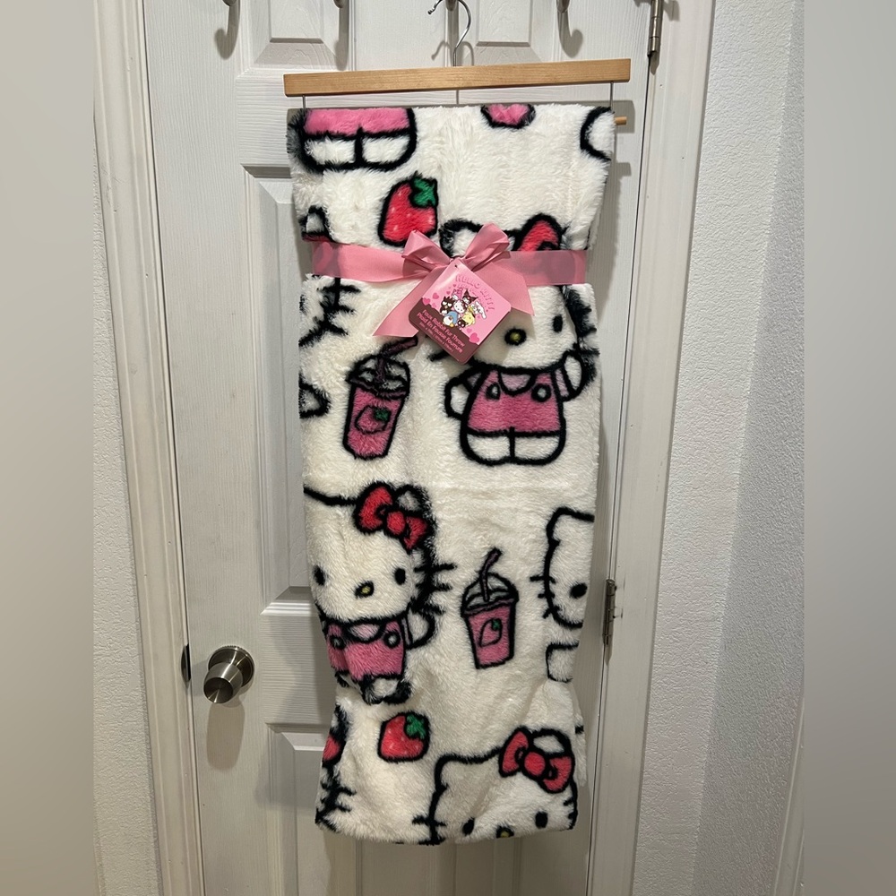 hello kitty throw blanket 🔥